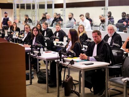 Los acusados, sentados tras los cristales, al comienzo de la sesión en la que se ha leído este martes el veredicto del juicio por los atentados de Bruselas en marzo de 2016.