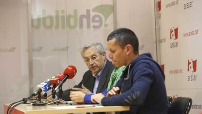 Dani Maeztu y Patxi Zabaleta, durante la rueda de prensa en la sede de Aralar.