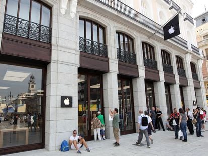Exterior de la fachada del edifico en el que se encuentra ubicada la tienda de Apple en la Puerta del Sol de Madrid.