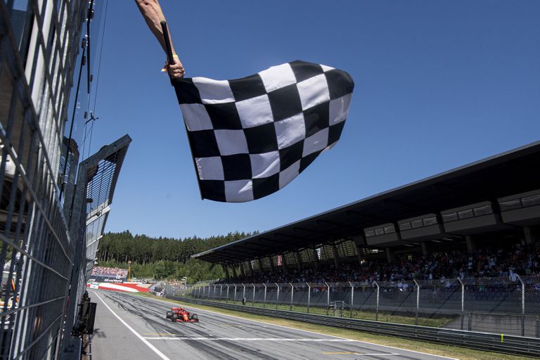 Charles Leclerc, de Ferrari, cruza la línea de meta del GP de Austria de 2019..