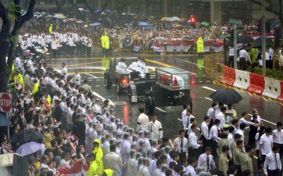 Miles de ciudadanos siguieron este domingo el funeral de Estado de Lee Kwan Yew pese a la intensa lluvia.