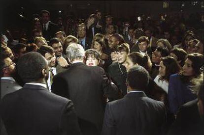 Monica Lewinsky besa al presidente Bill Clinton en 1996.