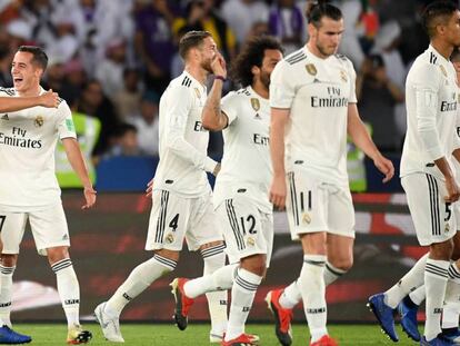 Llorente y Lucas Vázquez se abrazan tras un partido.