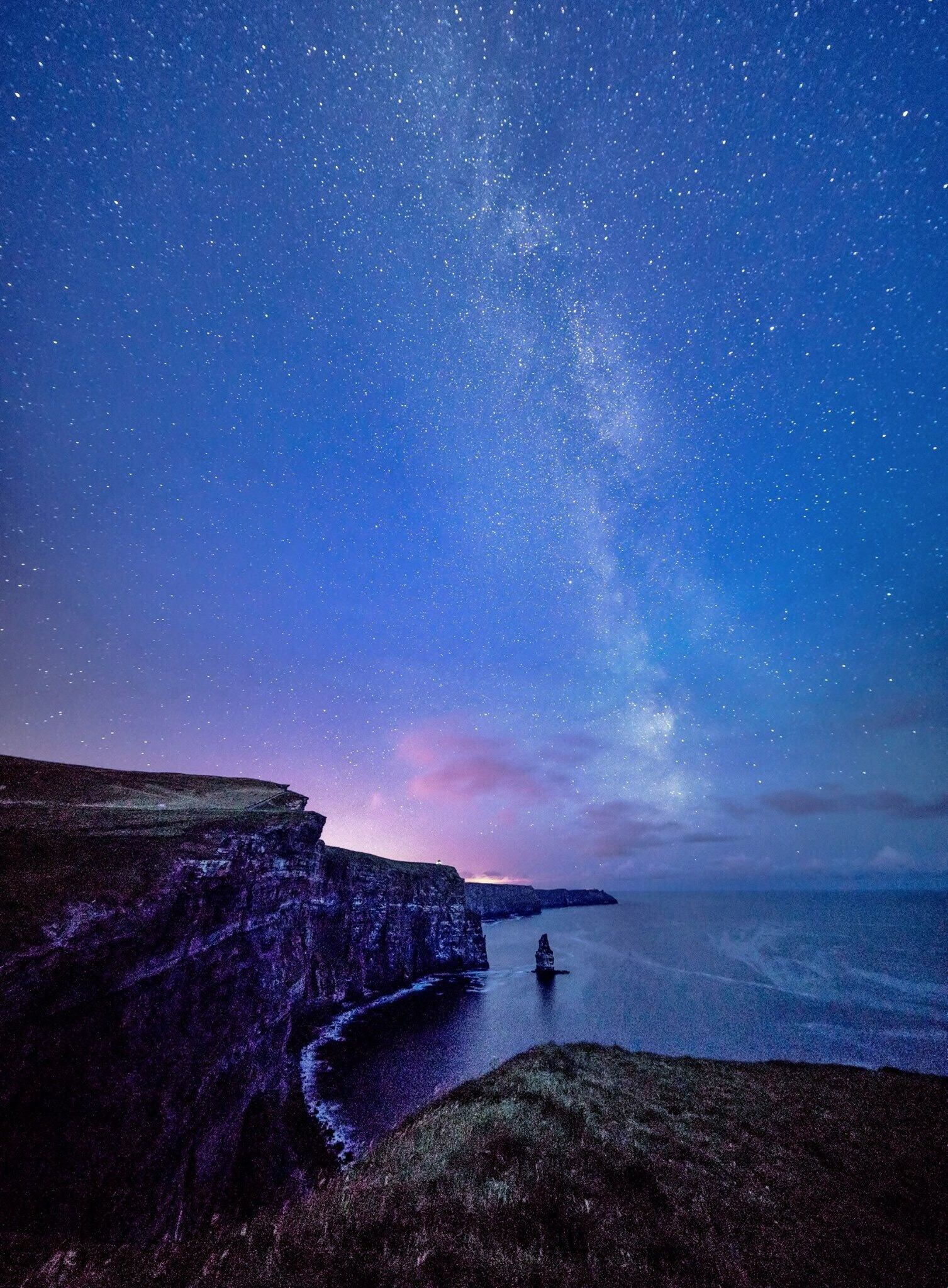 La Vía Láctea desde los acantilados de la costa occidental de Irlanda. 