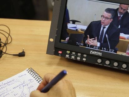 Imagen de un monitor de la sala de prensa de la Audiencia Nacional de San Fernando de Henares con las conclusiones del abogado de Bankia, Joaquín Burkhalter, durante el juicio