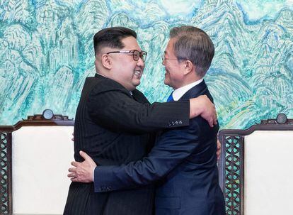 El líder de Corea del Norte Kim Jong Un (i) y el presidente de Corea del Sur, Moon Jae-in, se abrazan durante una ceremonia de firma cerca del final de su histórica cumbre en la aldea de tregua de Panmunjom.