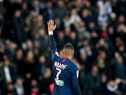 Mbappé celebra un gol con los aficionados del PSG, esta temporada.