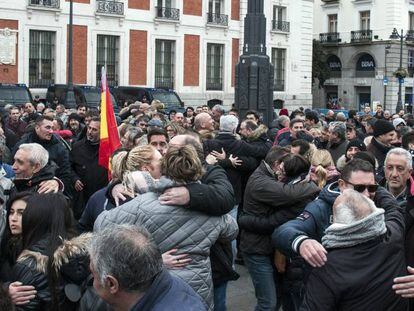 Los taxistas se abrazan antes del comienzo de la concentración de ayer en la Puerta del Sol.