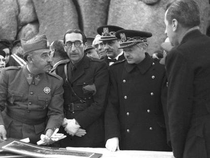 El dictador Francisco Franco en una visita al Valle de los Caídos para revisar los planos de las obras. En vídeo, imágenes a color de una visita del dictador a Cuelgamuros.