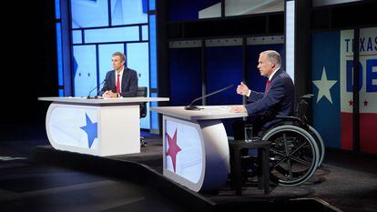 Beto O'Rourke, a la izquierda, y el gobernador Greg Abbott, derecha, en un momento del debate celebrado en la zona del Valle del Río Grande.