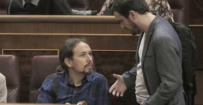 Pablo Iglesias, de Podemos, dialoga con Aberto Garzón, de Izquierda Unida.