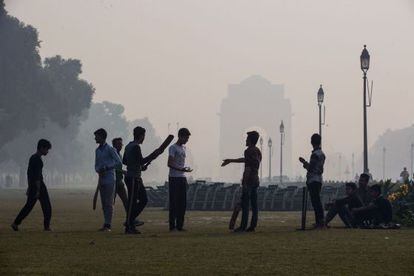 Unos jóvenes juegan al cricket en Delhi, la ciudad más contaminada del mundo.
