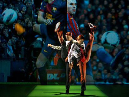 Un momento del espectáculo 'Foot-Ball' en el TNC, coreografía de Cesc Gelabert basada en el juego del FC Barcelona.