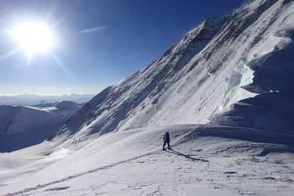 Adrian Ballinger y Cory Richards registraron en Strava su intento de subir el Everest sin oxígeno.