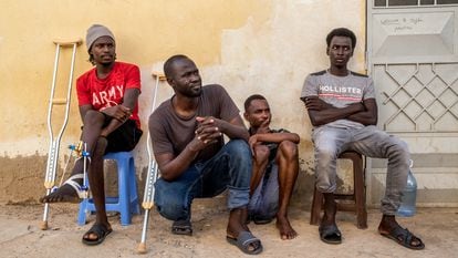 Un grupo de sudaneses se recupera en Uchda.