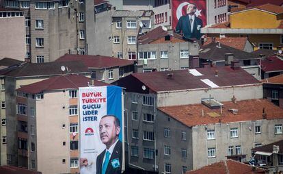 Carteles de Erdogan y Mustafa Kemal Ataturk el año pasado en Estambul.
