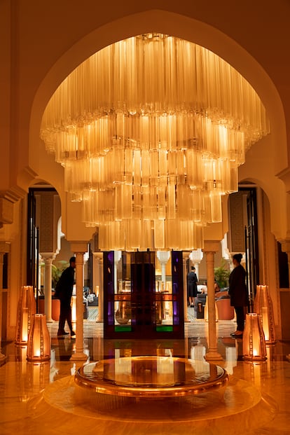 One of the areas of the hotel renovated by architects Patrick Jouin and Sanjit Manku to celebrate the establishment's centenary.  In the center, a lamp made of 792 pieces of glass over the fountain. 