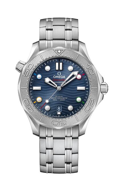 La firma Omega adelanta la llegada de los Juegos Olímpicos de Invierno de Beijing 2022 con una edición especial de su modelo Seamaster Diver 300M. El reloj luce una caja de 42 mm hecha en acero noble, que incluye un exclusivo aro de bisel en titanio, con una escala de inmersión de 60 minutos en relieve. El exclusivo modelo también presenta una esfera de cerámica azul con cepillado solar. Como homenaje, contiene cinco índices de minutos con los colores olímpicos y un estampado del emblema de la edición en China de 2022. Precio: 6.100 euros.