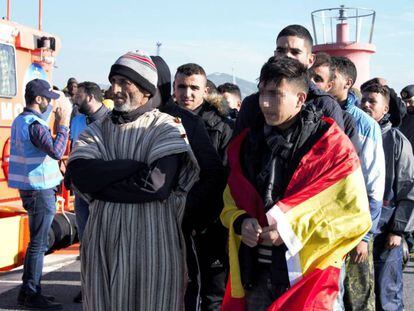 Un grupo de hombres rescatados intentando llegar a España a su llegada al puerto de Motril el pasado día 9.