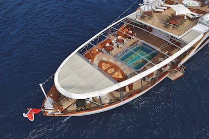 Vista aérea de la piscina del 'Christina O', cuya piscina de azulejos se eleva y drena para formar una pista de baile, en una de las imágenes del libro de Assouline 'Yachts: The Impossible Collection'.