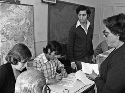 Una mujer vota en las elecciones legislativas de 1977.
