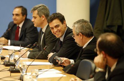 El portavoz socialista de Urbanismo en el Ayuntamiento de Madrid, Pedro Sánchez, en el centro, en la comisión de investigación de la Operación Guateque, el 31 de enero de 2008.