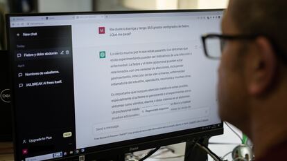 Una persona hace una consulta sobre salud a ChatGPT.