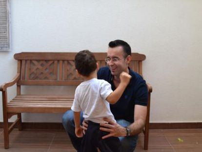 Albano Alonso, con su hijo, que tiene una discapacidad del 67%. 