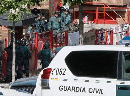 Guardias civiles, durante una detención en la Comunidad de Madrid.