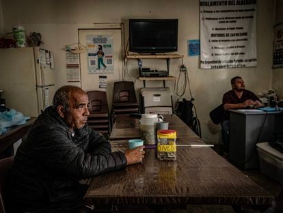 Los migrantes Jaime Rodríguez y José Humberto López en el comedor del albergue municipal de Puerto Palomas de Villa, en Chihuahua.