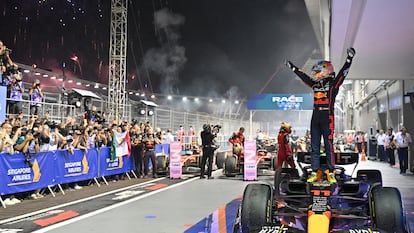 Checo Pérez ganó una carrera que fue pospuesta una hora por la lluvia.