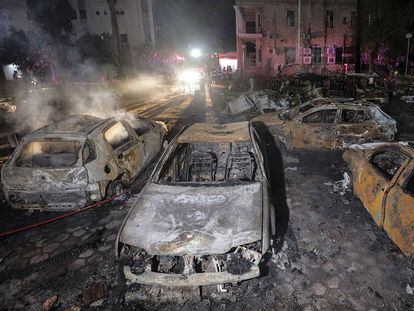 Vista de los coches calcinados en el hospital Al Ahli, en la ciudad de Gaza, el día 17.