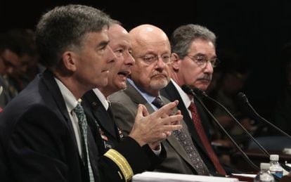 El director de la Agencia Nacional de Seguridad, (segundo por la izquierda), durante su comparecencia ante el Comité de Inteligencia.