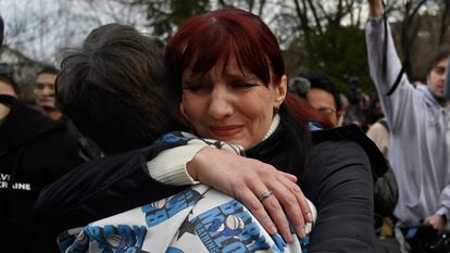 Inessa abraza a su hijo Vitali a su llegada a Kiev, el miércoles.