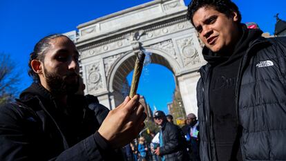 Dos jóvenes fuman marihuana en el parque Washington Square, el 4 de abril, día del cannabis, de este año.