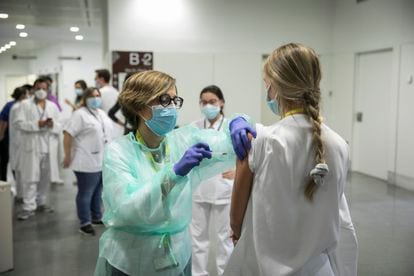 Vacunación contra la covid-19 del personal sanitario del hospital Sant Pau de Barcelona.