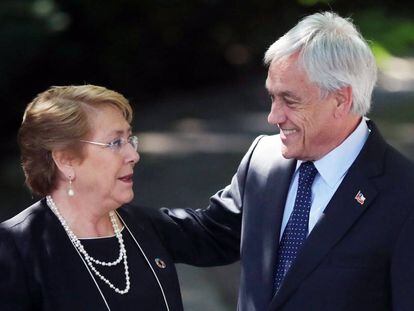 La presidenta de Chile, Michelle Bachelet, se despide del ganador de las presidenciales de este domingo, Sebasti&aacute;n Pi&ntilde;era despu&eacute;s de compartir un desayuno y abordar lo que ser&aacute; el traspaso de mando.