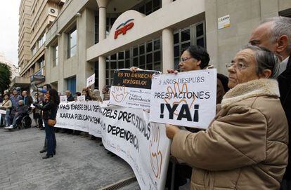 Los dependientes se han concentrado frente a la sede del PP valenciano.