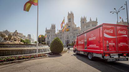 Un camión de Coca-Cola, por el centro de Madrid.