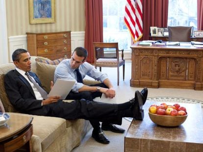 Barack Obama, en el Despacho Oval, con Jon Favreau.