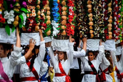Julio. Torres de flores y pan. Tomar (Portugal). Del 1 al 10 de julio. Entre Coimbra y Lisboa se encuentra el pueblo de Tomar, que cada cuatro años sorprende a sus visitantes con la tradicional Festa dos Tabuleiros, que se celebra en honor al Imperio del Espíritu Santo, un culto católico ancestral e infrecuente. En 2023 se volverán a ver las calles adornadas con miles de flores, las colchas rojas colgadas de los balcones, el tradicional carro tirado por bueyes que cierra el desfile y, sobre todo, los centenares de chicas que recorren la ciudad con sus ‘tabuleiros’ sobre la cabeza, que simbolizan las columnas que sostenían el templo de Salomón en Jerusalén. Los ‘tabuleiros’ parecen pequeñas torres rematadas por una corona, y se fabrican con 30 panecillos, espigas de trigo y flores de diversos colores. Es tradición que los luzcan las mujeres del pueblo, vestidas de blanco y siempre acompañadas por los chicos de Tomar, tan elegantes con sus corbatas rojas, y por una corte de estruendosos gaiteros.