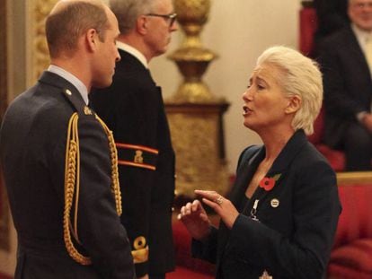 El príncipe Guillermo junto a la actriz Emma Thompson, en el palacio de Buckingham, el pasado miércoles. 