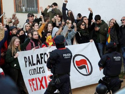 Miembros del CDR de Palafolls (Barcelona) bloquean las calles para evitar la salida de una procesión.