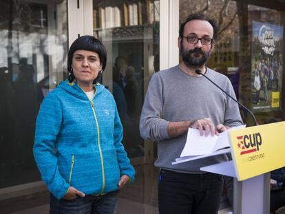 Benet Salellas i Anna Gabriel després de l'última reunió de la cúpula de la CUP.