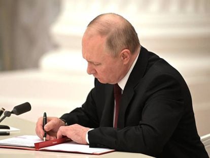 Vladímir Putin firmaba el lunes el decreto en el que se reconoce la independencia de Donetsk y Lugansk.