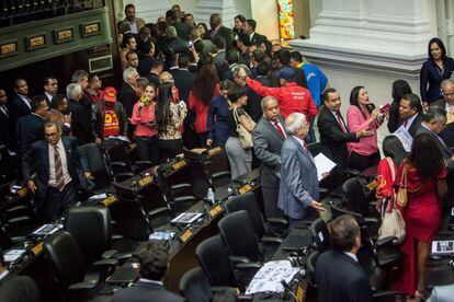 Diputados del Partido Socialista Unido de Venezuela se retiran del hemiciclo.