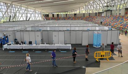 Usuarios esperando para recibir la vacuna en la pista cubierta de atletismo de Sabadell a principios de junio.