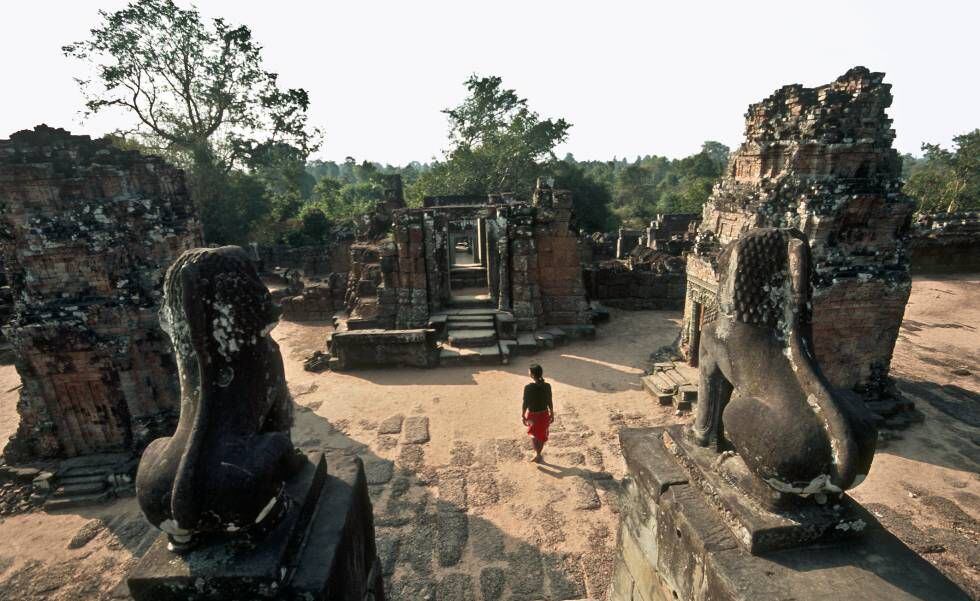 Visitante en uno de los templos del complejo Roluos, en Angkor.