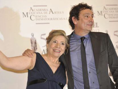 Isona Passola y Agustí Villaronga, con su premio Ariel mexicano recibido por 'Pa negre'.