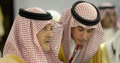 El ministro de Exteriores saud&iacute;, Saud Al Faisal (izq.), durante una reuni&oacute;n entre pa&iacute;ses del GOlfo y UE.  